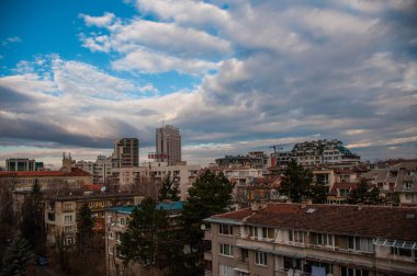 Bulutlu gökyüzü arkaplanındaki şehir manzarasının hava görüntüsü 