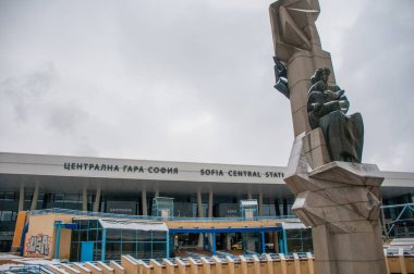 Şehirden geçiyor ve gündüzleri geziyor.