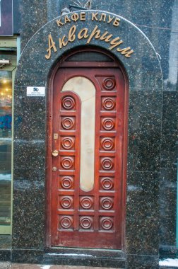 Şehirden geçiyor ve gündüzleri geziyor.