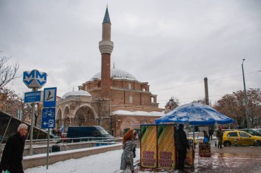 Şehirden geçiyor ve gündüzleri geziyor.