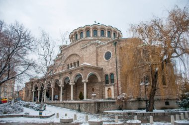 Şehirden geçiyor ve gündüzleri geziyor.