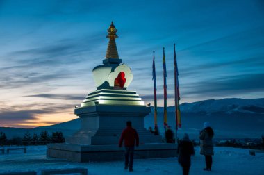 Tibet'te bir beyaz stupa dönüm noktası 