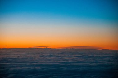 Denizin üzerinde güzel bir gün batımı