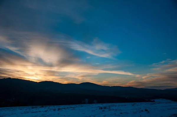 Vista Panorâmica Das Montanhas Nevadas Durante Pôr Sol Temporada Inverno — Fotografia de Stock