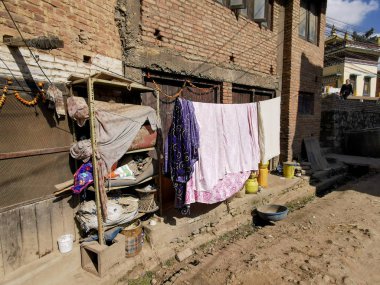 Şehir caddesinde çamaşır kuruyor. 