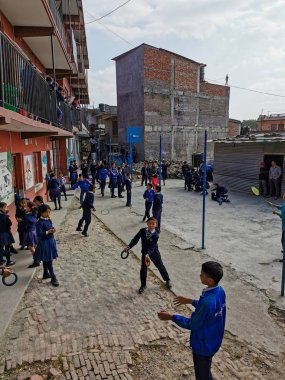 Sokakta oynayan Asyalı çocuklar 