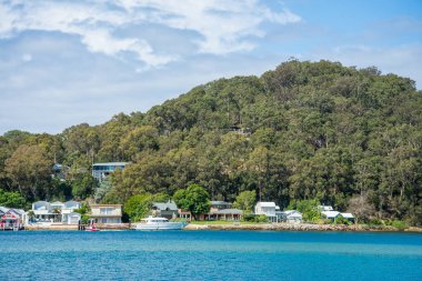 Gündüz vakti açık mavi suyla Sydney yakınlarındaki deniz manzarası. 