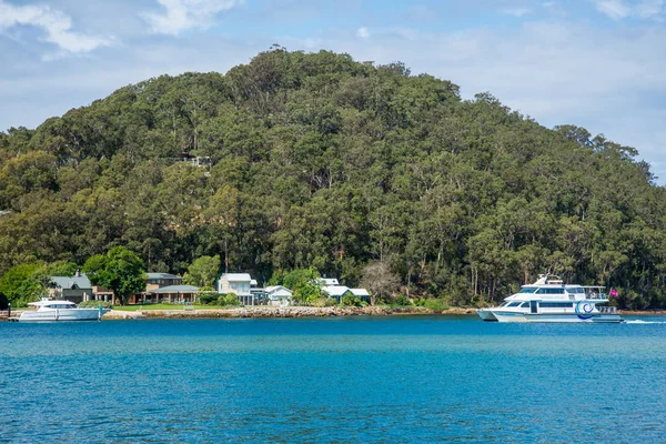 悉尼附近的海滨风景 白天是清澈的蓝水 — 图库照片