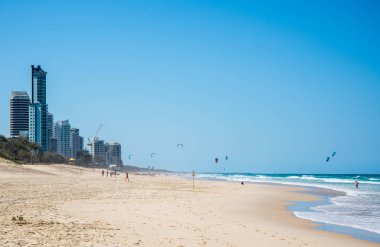 Altın fiyatına dinlenen insanların manzarası, Queensland