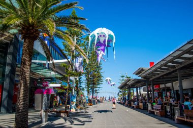 Gold Cost, Avustralya - Şubat 2017: Uçan renkli şişirilebilir medusa Surfers Paradise plajında.