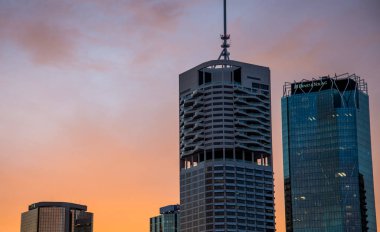 Günbatımı arka planında Brisbane şehir manzarası