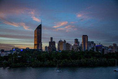 Günbatımı arka planında Brisbane şehir manzarası