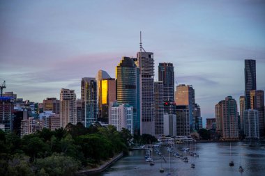 Günbatımı arka planında Brisbane şehir manzarası