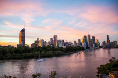 Günbatımı arka planında Brisbane şehir manzarası