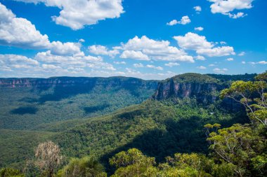 Avustralya 'daki Blue Mountains Ulusal Parkı' ndan geçiyor.