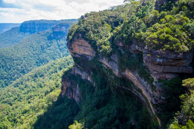 Avustralya 'daki Blue Mountains Ulusal Parkı' ndan geçiyor.
