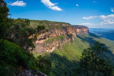 Avustralya 'daki Blue Mountains Ulusal Parkı' ndan geçiyor.