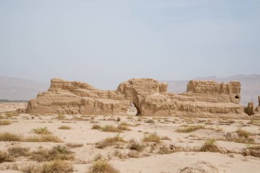 Eski Gaochang şehrinin kalıntıları, Turpan, Çin. 2000 yılı aşkın süredir Gaochang ve Jiaohe, Xinjiang 'daki en eski ve en büyük harabelerdir. Alevli dağlar arka planda görünür.  