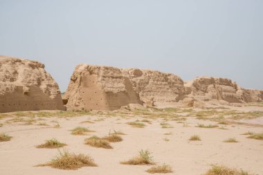 Eski Gaochang şehrinin kalıntıları, Turpan, Çin. 2000 yılı aşkın süredir Gaochang ve Jiaohe, Xinjiang 'daki en eski ve en büyük harabelerdir. Alevli dağlar arka planda görünür.  