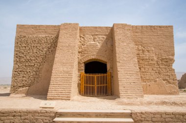 Eski Gaochang şehrinin kalıntıları, Turpan, Çin. 2000 yılı aşkın süredir Gaochang ve Jiaohe, Xinjiang 'daki en eski ve en büyük harabelerdir. Alevli dağlar arka planda görünür.  