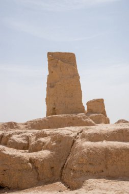 Eski Gaochang şehrinin kalıntıları, Turpan, Çin. 2000 yılı aşkın süredir Gaochang ve Jiaohe, Xinjiang 'daki en eski ve en büyük harabelerdir. Alevli dağlar arka planda görünür.  