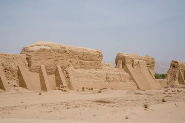 Eski Gaochang şehrinin kalıntıları, Turpan, Çin. 2000 yılı aşkın süredir Gaochang ve Jiaohe, Xinjiang 'daki en eski ve en büyük harabelerdir. Alevli dağlar arka planda görünür.  