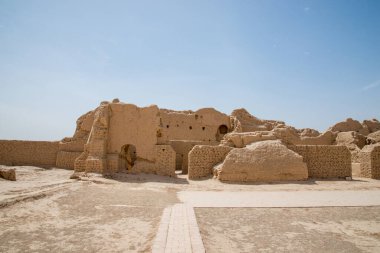 Eski Gaochang şehrinin kalıntıları, Turpan, Çin. 2000 yılı aşkın süredir Gaochang ve Jiaohe, Xinjiang 'daki en eski ve en büyük harabelerdir. Alevli dağlar arka planda görünür.  