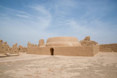 Eski Gaochang şehrinin kalıntıları, Turpan, Çin. 2000 yılı aşkın süredir Gaochang ve Jiaohe, Xinjiang 'daki en eski ve en büyük harabelerdir. Alevli dağlar arka planda görünür.  