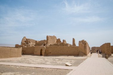 Eski Gaochang şehrinin kalıntıları, Turpan, Çin. 2000 yılı aşkın süredir Gaochang ve Jiaohe, Xinjiang 'daki en eski ve en büyük harabelerdir. Alevli dağlar arka planda görünür.  