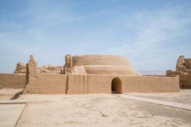 Eski Gaochang şehrinin kalıntıları, Turpan, Çin. 2000 yılı aşkın süredir Gaochang ve Jiaohe, Xinjiang 'daki en eski ve en büyük harabelerdir. Alevli dağlar arka planda görünür.  