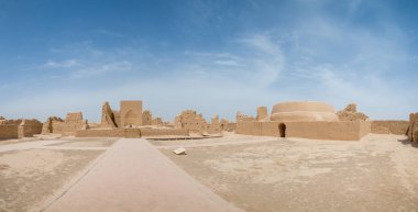 Eski Gaochang şehrinin kalıntıları, Turpan, Çin. 2000 yılı aşkın süredir Gaochang ve Jiaohe, Xinjiang 'daki en eski ve en büyük harabelerdir. Alevli dağlar arka planda görünür.  