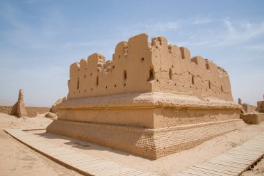 Eski Gaochang şehrinin kalıntıları, Turpan, Çin. 2000 yılı aşkın süredir Gaochang ve Jiaohe, Xinjiang 'daki en eski ve en büyük harabelerdir. Alevli dağlar arka planda görünür.  