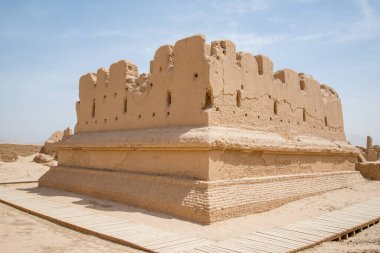 Eski Gaochang şehrinin kalıntıları, Turpan, Çin. 2000 yılı aşkın süredir Gaochang ve Jiaohe, Xinjiang 'daki en eski ve en büyük harabelerdir. Alevli dağlar arka planda görünür.  