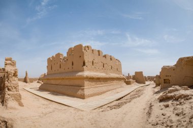 Eski Gaochang şehrinin kalıntıları, Turpan, Çin. 2000 yılı aşkın süredir Gaochang ve Jiaohe, Xinjiang 'daki en eski ve en büyük harabelerdir. Alevli dağlar arka planda görünür.  