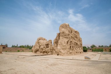Eski Gaochang şehrinin kalıntıları, Turpan, Çin. 2000 yılı aşkın süredir Gaochang ve Jiaohe, Xinjiang 'daki en eski ve en büyük harabelerdir. Alevli dağlar arka planda görünür.  
