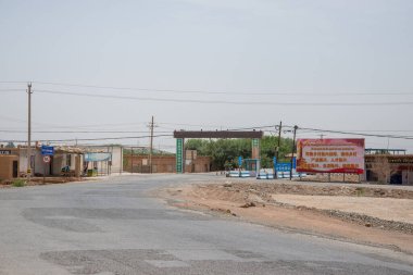 Turpan, Çin - Mayıs, 2019: Turpan kasabası yakınlarındaki Tian Shan Dağları 'ndaki verimsiz kırmızı kumtaşı tepelerindeki Ulusal Park' ta Batıya Yolculuk Kahramanları