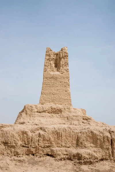 Eski Gaochang şehrinin kalıntıları, Turpan, Çin. 2000 yılı aşkın süredir Gaochang ve Jiaohe, Xinjiang 'daki en eski ve en büyük harabelerdir. Alevli dağlar arka planda görünür.  