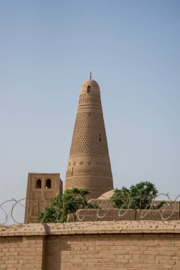 Emin Kulesi Uygur Camii 'nde antik Turpan, Xinjiang, Çin' deki üzüm bahçesinde duruyor..