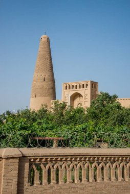 Emin Kulesi Uygur Camii 'nde antik Turpan, Xinjiang, Çin' deki üzüm bahçesinde duruyor..