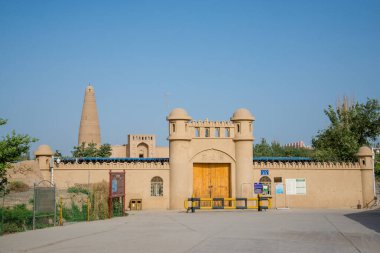 Emin Kulesi Uygur Camii 'nde antik Turpan, Xinjiang, Çin' deki üzüm bahçesinde duruyor..
