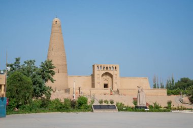 Emin Kulesi Uygur Camii 'nde antik Turpan, Xinjiang, Çin' deki üzüm bahçesinde duruyor..