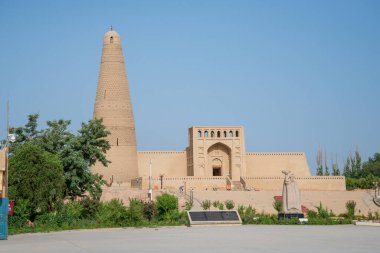 Emin Kulesi Uygur Camii 'nde antik Turpan, Xinjiang, Çin' deki üzüm bahçesinde duruyor..