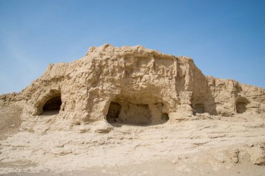 Eski Gaochang şehrinin kalıntıları, Turpan, Çin. 2000 yılı aşkın süredir Gaochang ve Jiaohe, Xinjiang 'daki en eski ve en büyük harabelerdir. Alevli dağlar arka planda görünür.  