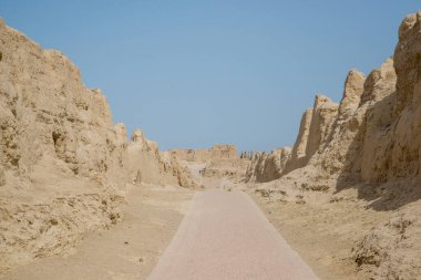 Eski Gaochang şehrinin kalıntıları, Turpan, Çin. 2000 yılı aşkın süredir Gaochang ve Jiaohe, Xinjiang 'daki en eski ve en büyük harabelerdir. Alevli dağlar arka planda görünür.  