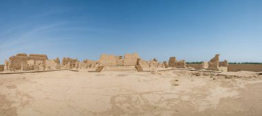 Eski Gaochang şehrinin kalıntıları, Turpan, Çin. 2000 yılı aşkın süredir Gaochang ve Jiaohe, Xinjiang 'daki en eski ve en büyük harabelerdir. Alevli dağlar arka planda görünür.  