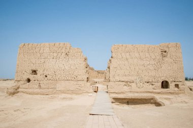 Eski Gaochang şehrinin kalıntıları, Turpan, Çin. 2000 yılı aşkın süredir Gaochang ve Jiaohe, Xinjiang 'daki en eski ve en büyük harabelerdir. Alevli dağlar arka planda görünür.  