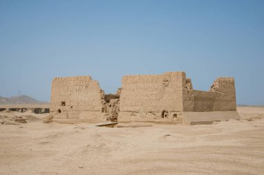 Eski Gaochang şehrinin kalıntıları, Turpan, Çin. 2000 yılı aşkın süredir Gaochang ve Jiaohe, Xinjiang 'daki en eski ve en büyük harabelerdir. Alevli dağlar arka planda görünür.  