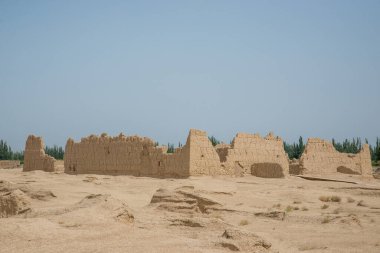 Eski Gaochang şehrinin kalıntıları, Turpan, Çin. 2000 yılı aşkın süredir Gaochang ve Jiaohe, Xinjiang 'daki en eski ve en büyük harabelerdir. Alevli dağlar arka planda görünür.  
