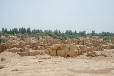 Eski Gaochang şehrinin kalıntıları, Turpan, Çin. 2000 yılı aşkın süredir Gaochang ve Jiaohe, Xinjiang 'daki en eski ve en büyük harabelerdir. Alevli dağlar arka planda görünür.  