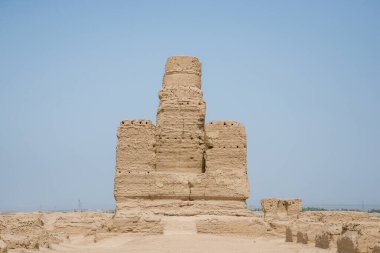 Eski Gaochang şehrinin kalıntıları, Turpan, Çin. 2000 yılı aşkın süredir Gaochang ve Jiaohe, Xinjiang 'daki en eski ve en büyük harabelerdir. Alevli dağlar arka planda görünür.  